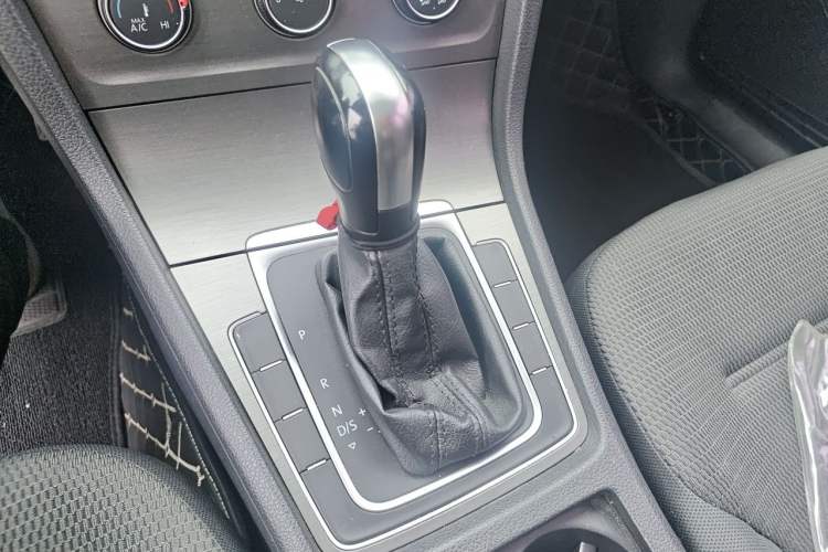 Used Volkswagen Golf 2016 1.6L Automatic Comfort Model Gear Lever