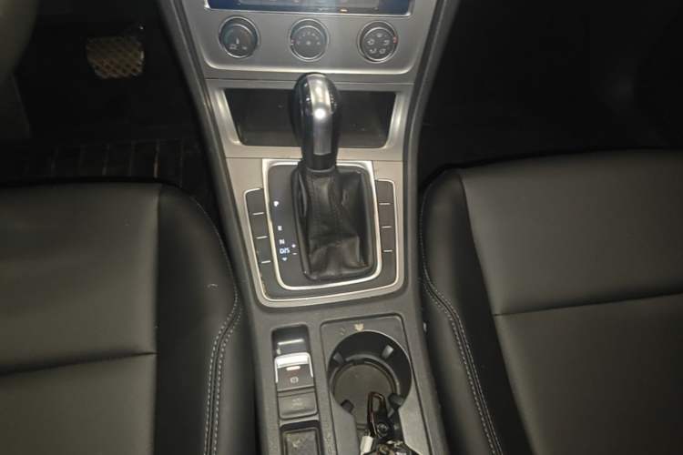 Used Volkswagen Golf 2016 1.6L Automatic Fashion Model Gear Lever