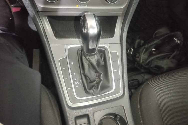 Used Volkswagen Golf 2016 1.6L Automatic Fashion Model Gear Lever