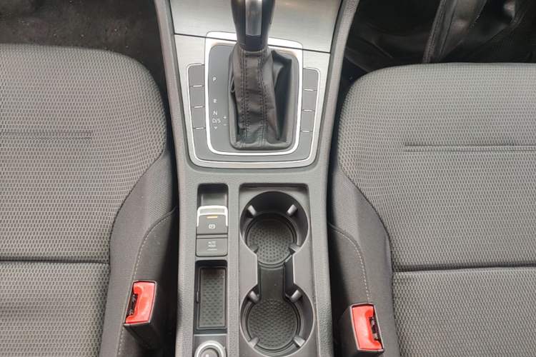 Used Volkswagen Golf 2016 1.6L Automatic Comfort Model Gear Lever