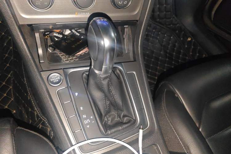 Used Volkswagen Golf 2016 230TSI Automatic Luxury Version Gear Lever