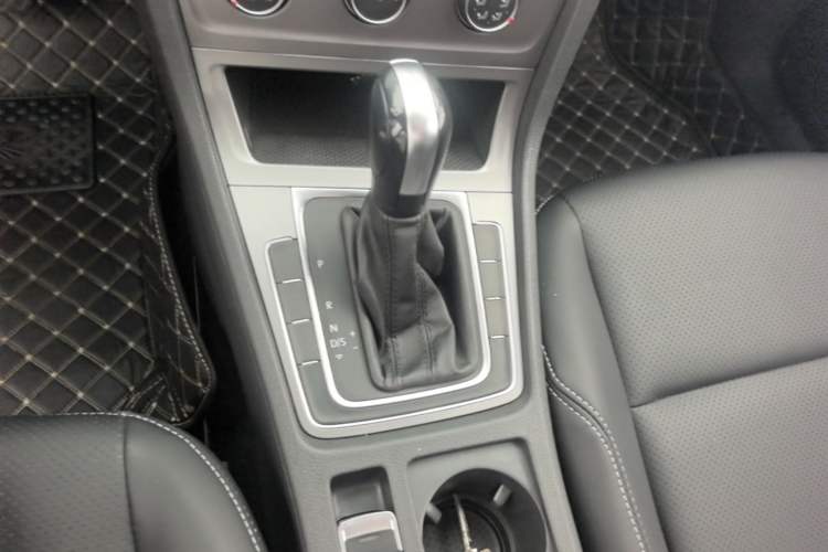 Used Volkswagen Golf 2016 1.6L Automatic Fashion Model Gear Lever