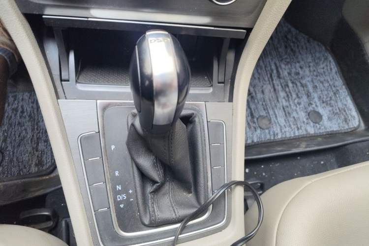 Used Volkswagen Golf 2016 230TSI Automatic Comfort Version Gear Lever