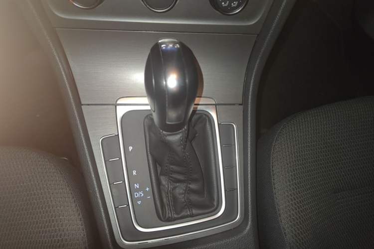 Used Volkswagen Golf 2016 230TSI Automatic Comfort Version Gear Lever