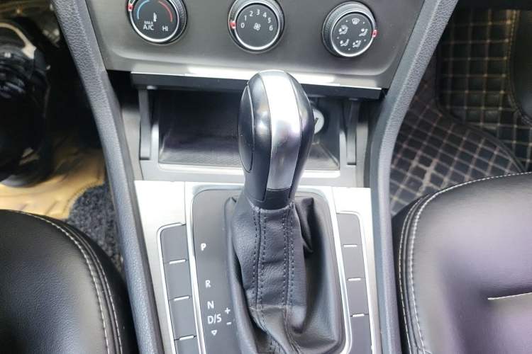 Used Volkswagen Golf 2016 1.6L Automatic Comfort Model Gear Lever