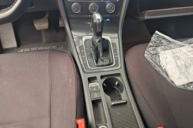 Used Volkswagen Golf 2016 230TSI Automatic Comfort Version Gear Lever