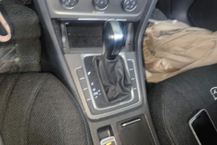 Used Volkswagen Golf 2016 1.6L Automatic Comfort Model Gear Lever