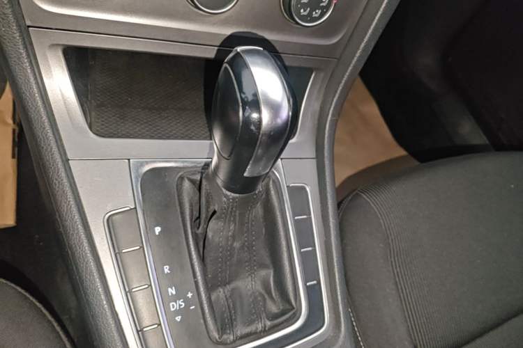 Used Volkswagen Golf 2016 1.6L Automatic Fashion Model Gear Lever