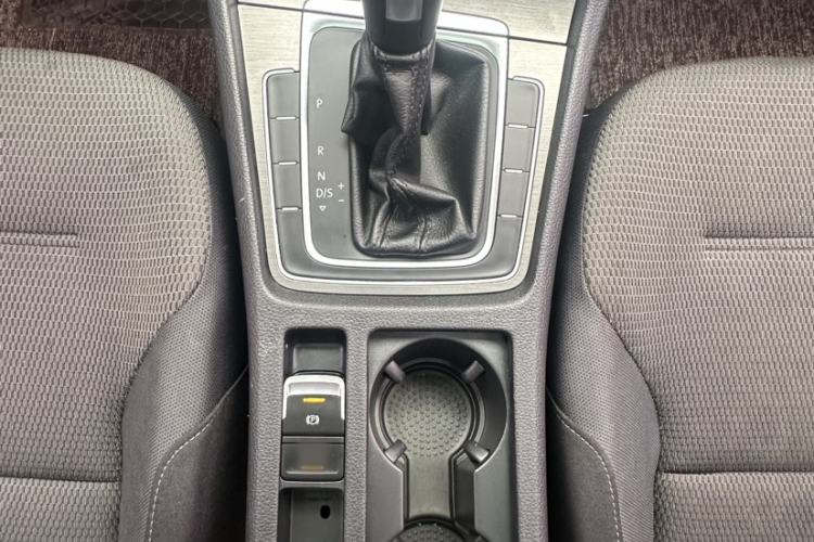 Used Volkswagen Golf 2016 230TSI Automatic Comfort Version Gear Lever