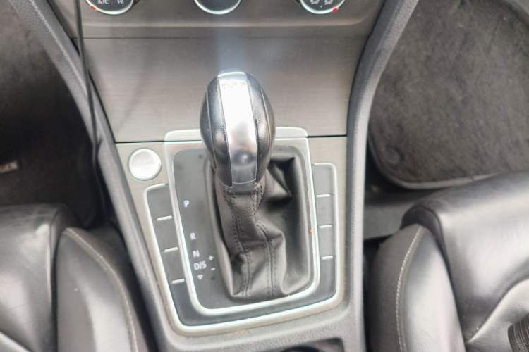 Used Volkswagen Golf 2016 230TSI Automatic Luxury Version Gear Lever