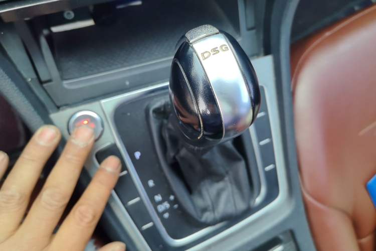 Used Volkswagen Golf 2016 230TSI Automatic Comfort Version Gear Lever