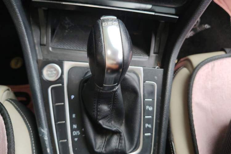 Used Volkswagen Golf 2016 230TSI Automatic Luxury Version Gear Lever