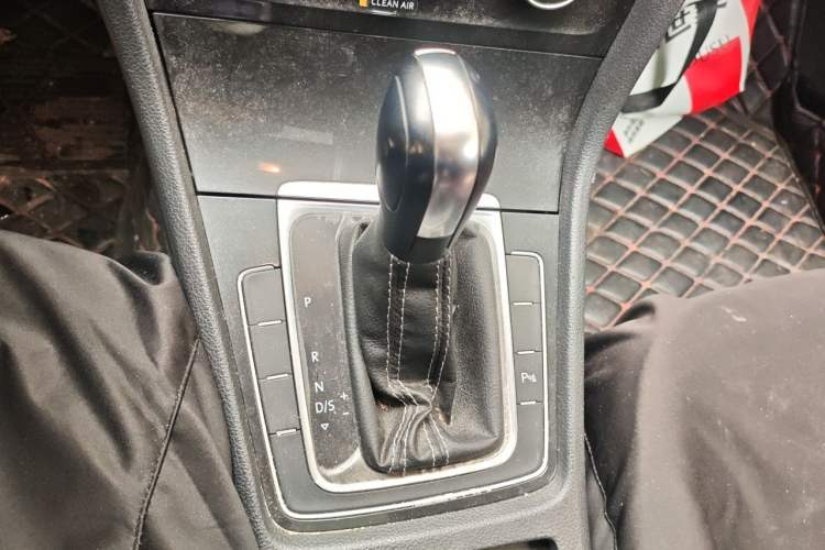 Used Volkswagen Golf 2016 1.6L Automatic Comfort Model Gear Lever