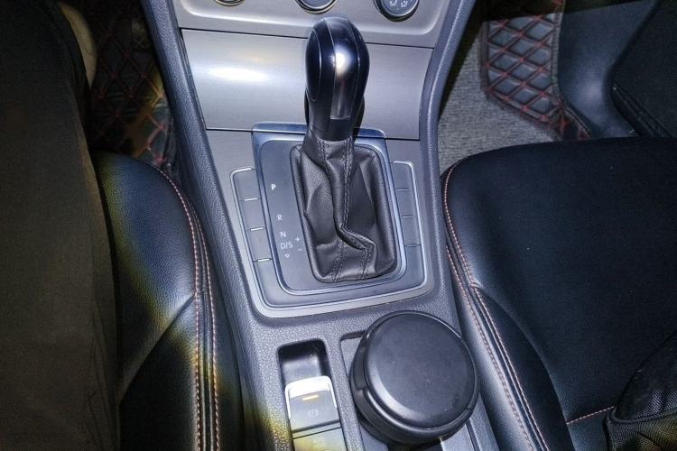 Used Volkswagen Golf 2016 1.6L Automatic Comfort Model Gear Lever