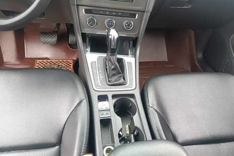 Used Volkswagen Golf 2016 1.6L Automatic Comfort Model Gear Lever