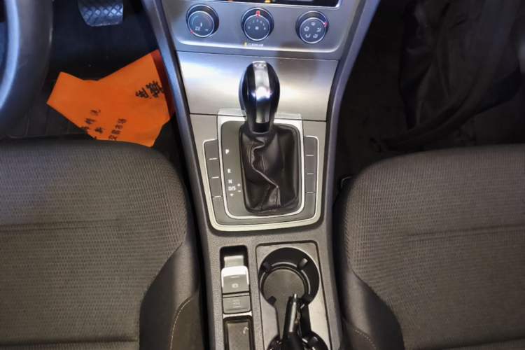 Used Volkswagen Golf 2016 230TSI Automatic Comfort Version Gear Lever