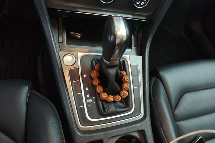 Used Volkswagen Golf 2016 230TSI Automatic Luxury Version Gear Lever