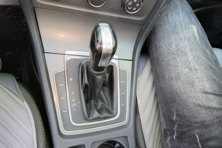 Used Volkswagen Golf 2016 1.6L Automatic Comfort Model Gear Lever
