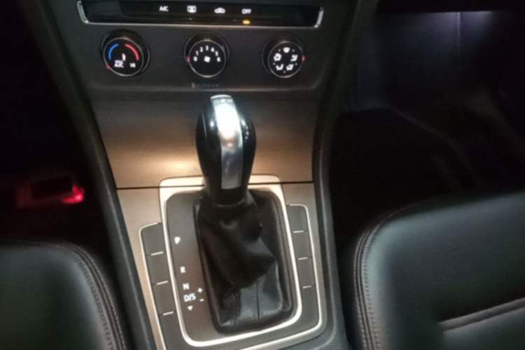 Used Volkswagen Golf 2016 230TSI Automatic Comfort Version Gear Lever