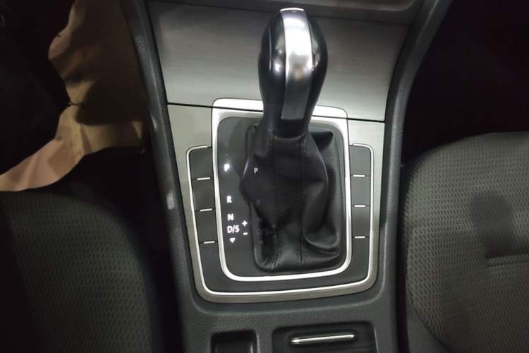 Used Volkswagen Golf 2016 1.6L Automatic Comfort Model Gear Lever