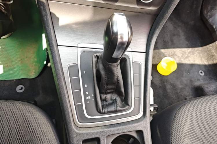 Used Volkswagen Golf 2016 230TSI Automatic Comfort Version Gear Lever