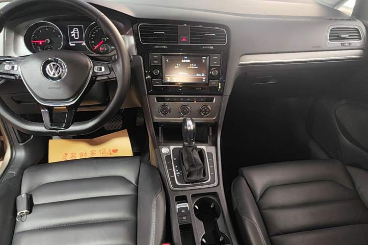 Used Volkswagen Golf 2016 230TSI Automatic Luxury Version Gear Lever