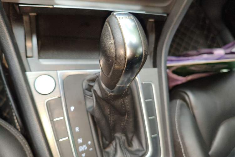 Used Volkswagen Golf 2016 230TSI Automatic Luxury Version Gear Lever