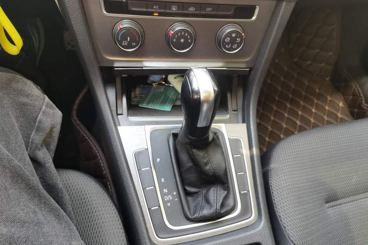 Used Volkswagen Golf 2016 230TSI Automatic Comfort Version Gear Lever