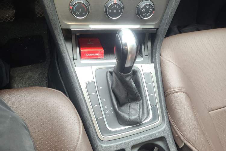 Used Volkswagen Golf 2016 1.6L Automatic Comfort Model Gear Lever