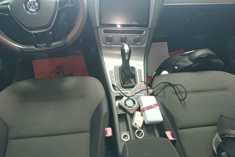 Used Volkswagen Golf 2016 230TSI Automatic Comfort Version Gear Lever