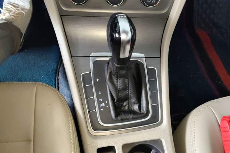 Used Volkswagen Golf 2016 230TSI Automatic Comfort Version Gear Lever