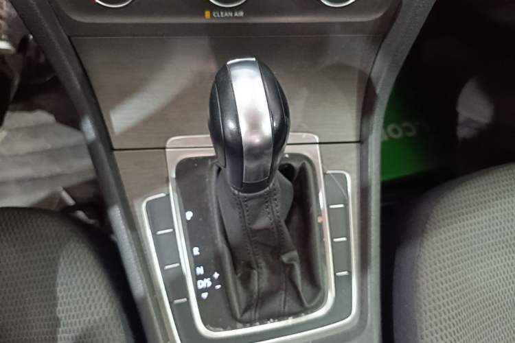 Used Volkswagen Golf 2016 1.6L Automatic Comfort Model Gear Lever