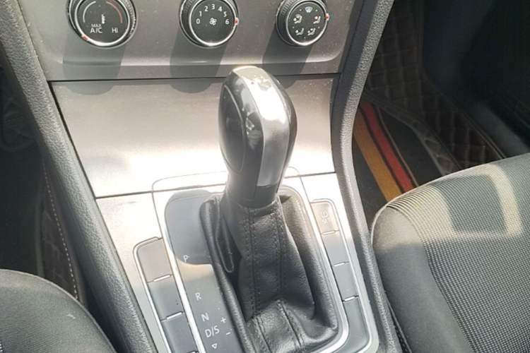 Used Volkswagen Golf 2016 1.6L Automatic Fashion Model Gear Lever