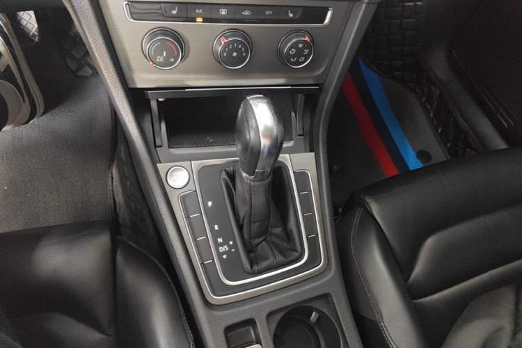 Used Volkswagen Golf 2016 230TSI Automatic Luxury Version Gear Lever