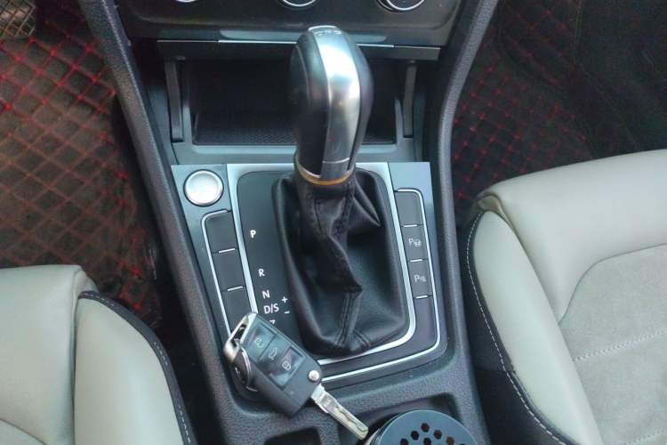 Used Volkswagen Golf 2016 230TSI Automatic Luxury Version Gear Lever