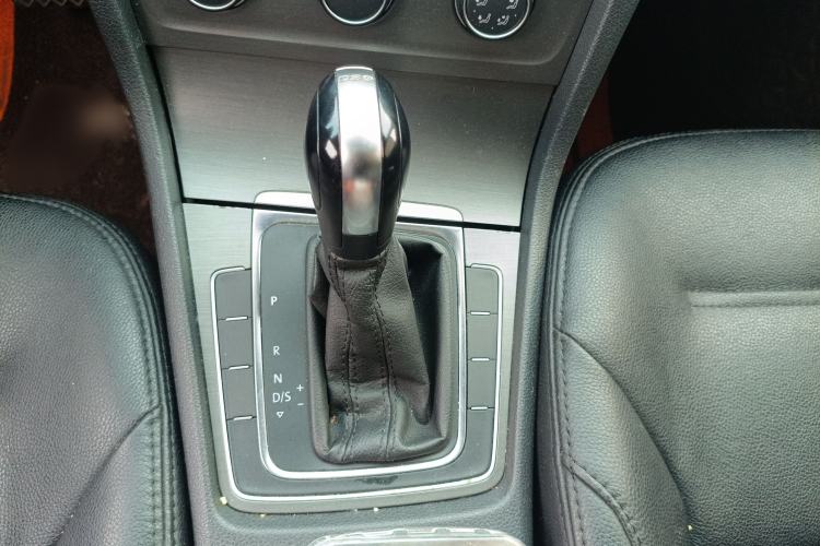 Used Volkswagen Golf 2016 230TSI Automatic Comfort Version Gear Lever