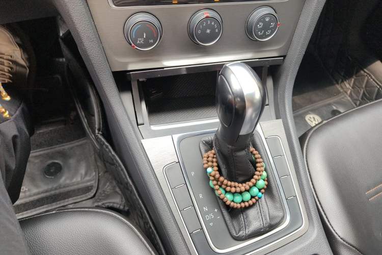 Used Volkswagen Golf 2016 1.6L Automatic Comfort Model Gear Lever