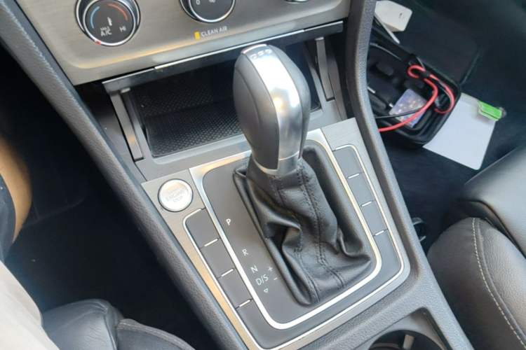 Used Volkswagen Golf 2016 230TSI Automatic Luxury Version Gear Lever