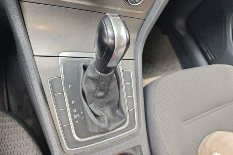 Used Volkswagen Golf 2016 230TSI Automatic Comfort Version Gear Lever