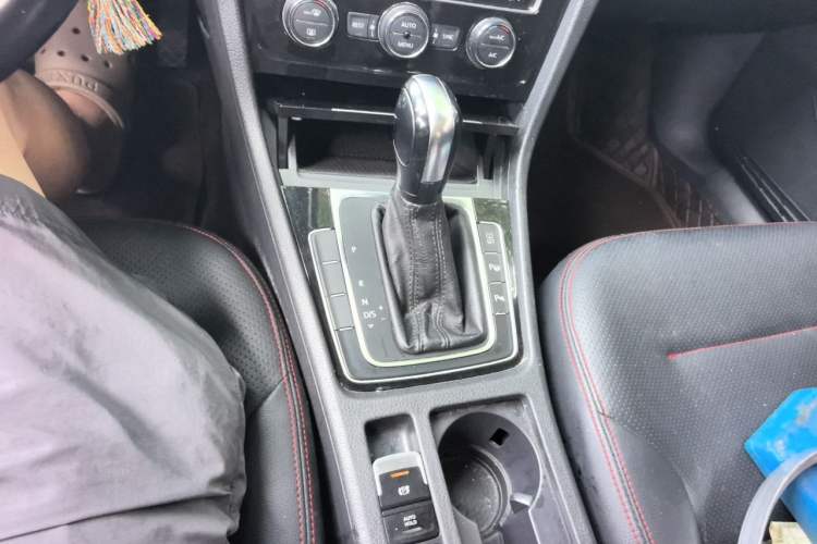 Used Volkswagen Golf 2016 1.6L Automatic Comfort Model Gear Lever