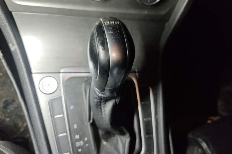 Used Volkswagen Golf 2016 230TSI Automatic Luxury Version Gear Lever