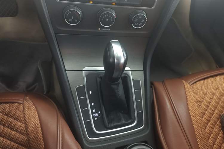 Used Volkswagen Golf 2016 1.6L Automatic Comfort Model Gear Lever