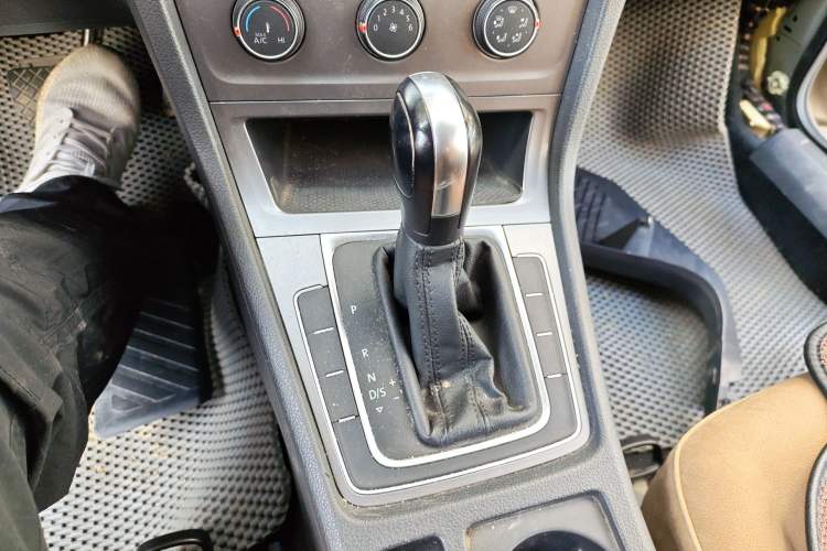 Used Volkswagen Golf 2016 1.6L Automatic Fashion Model Gear Lever
