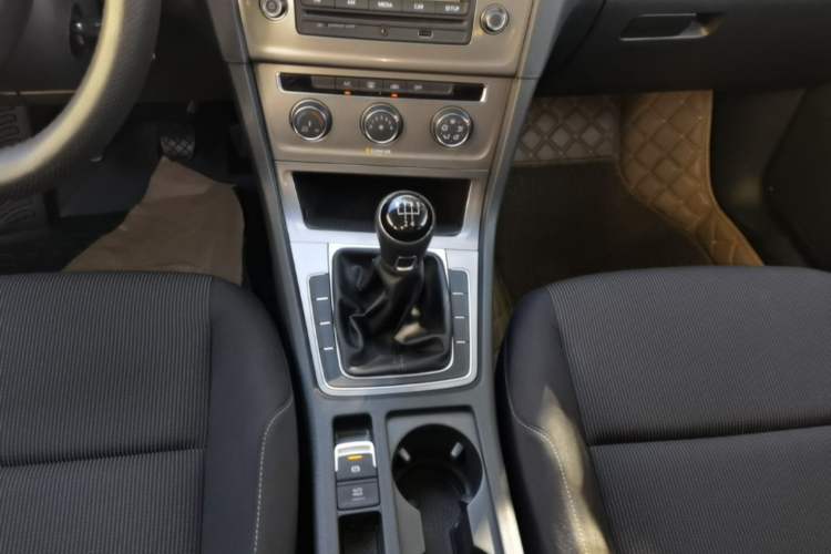 Used Volkswagen Golf 2016 1.6L Manual Fashion Edition Gear Lever