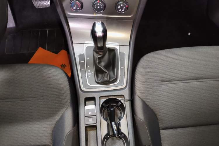 Used Volkswagen Golf 2016 230TSI Automatic Comfort Version Gear Lever