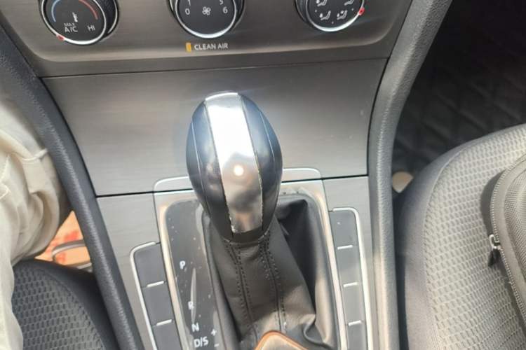 Used Volkswagen Golf 2016 1.6L Automatic Comfort Model Gear Lever