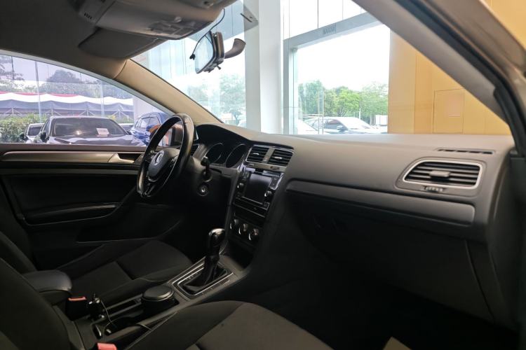 Used Volkswagen Golf 2016 1.6L Automatic Fashion Model Interior 1