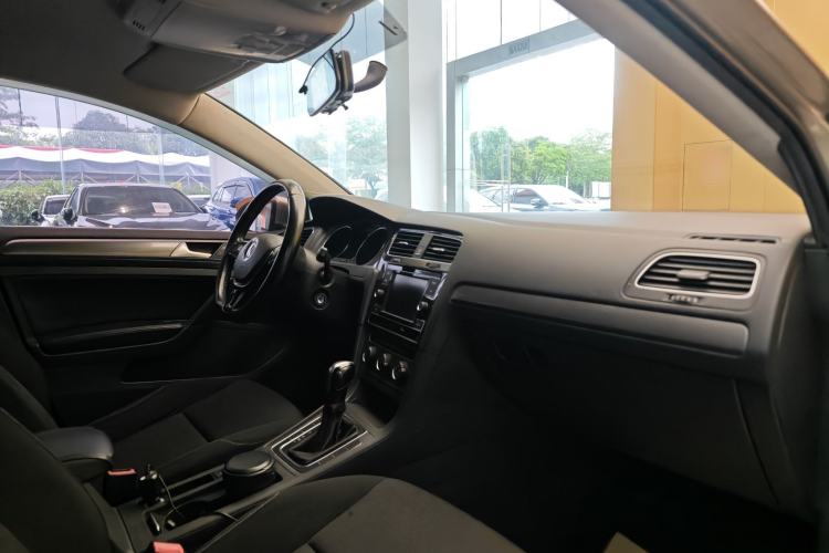Used Volkswagen Golf 2016 1.6L Automatic Fashion Model Interior 1