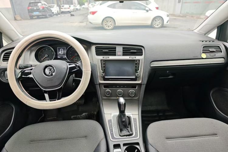 Used Volkswagen Golf 2016 1.6L Automatic Comfort Model Interior 2