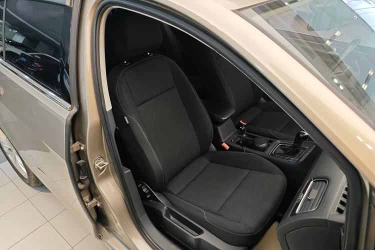 Used Volkswagen Golf 2016 1.6L Automatic Fashion Model Interior 2